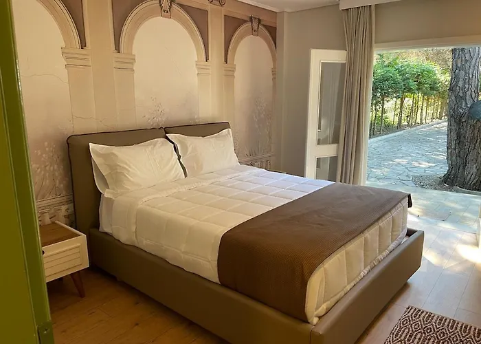 Pinea Mare Golem (Tirana)