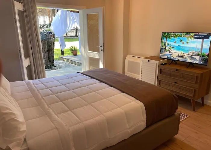 Pinea Mare Golem (Tirana)